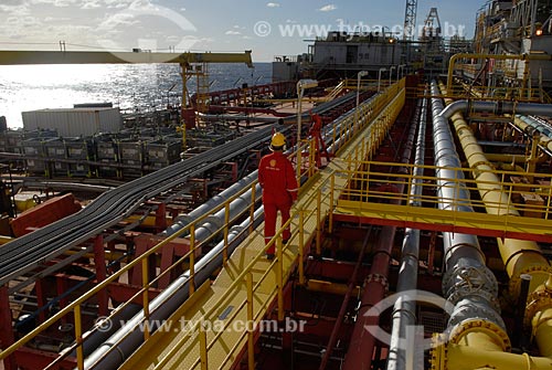  Assunto: Trabalhadores no navio-plataforma de petróleo FPSO Fluminense da Shell  / Local:  Bacia de Campos - RJ - Brasil  / Data: 06/2010  