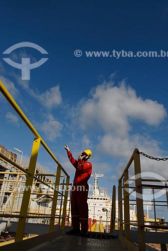  Assunto: Trabalhador embarcado no navio-plataforma de petróleo FPSO Fluminense da Shell  / Local:  Bacia de Campos - RJ - Brasil  / Data: 06/2010  