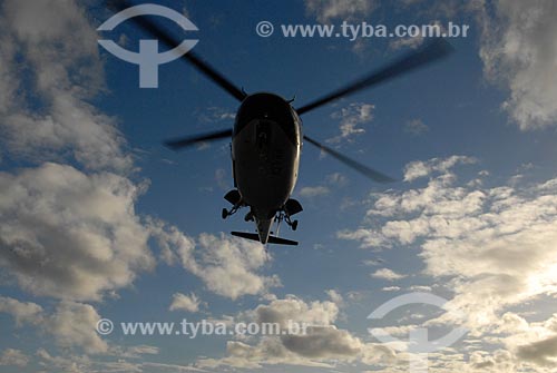 Assunto: Helicóptero pousando no heliponto do navio-plataforma de petróleo FPSO Fluminense da Shell  / Local:  Bacia de Campos - RJ - Brasil  / Data: 06/2010 