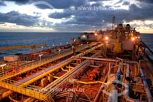  Assunto: Navio-Plataforma de petróleo FPSO Fluminense da Shell  / Local:  Bacia de Campos - RJ - Brasil  / Data: 06/2010 