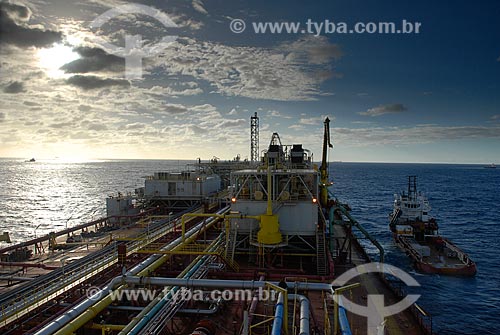  Assunto: Navio-Plataforma de petróleo FPSO Fluminense da Shell ao amanhecer  / Local:  Bacia de Campos - RJ - Brasil  / Data: 06/2010 