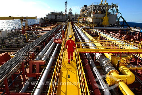  Assunto: Trabalhador embarcado no navio-plataforma de petróleo FPSO Fluminense da Shell  / Local:  Bacia de Campos - RJ - Brasil  / Data: 06/2010 