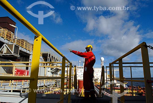  Assunto: Trabalhador embarcado no navio-plataforma de petróleo FPSO Fluminense da Shell  / Local:  Bacia de Campos - RJ - Brasil  / Data: 06/2010 