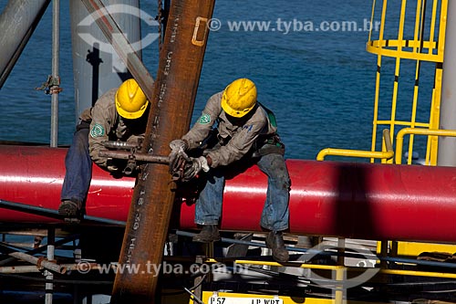  Assunto: Operários trabalhando na plataforma de petróleo P-57 da Petrobrás  / Local:  Angra dos Reis - RJ - Brasil  / Data: 06/2010 