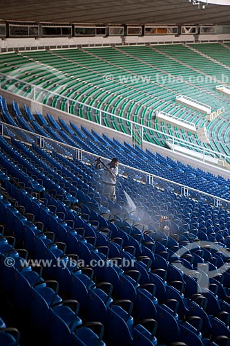  Assunto: Funcionário limpando as cadeiras azuis do Estádio Jornalista Mário Filho - Maracanã  / Local:  Rio de Janeiro - RJ - Brazil  / Data: 09/06/2010 