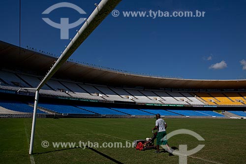  Assunto: Funcionário cortando a grama do campo de futebol do Estádio Jornalista Mário Filho - Maracanã  / Local:  Rio de Janeiro - RJ - Brazil  / Data: 06/2010 