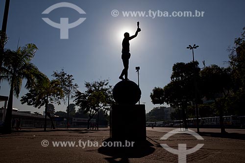  Estátua do Bellini, feita pelo escultor Mateus Fernandes, em frente ao Estádio Jornalista Mário Filho - Maracanã. A estátua homenageia os campeões de 1958 e 1962 e recria o gesto do capitão Bellini de erguer a taça em comemoração ao título   - Rio de Janeiro - Rio de Janeiro - Brasil