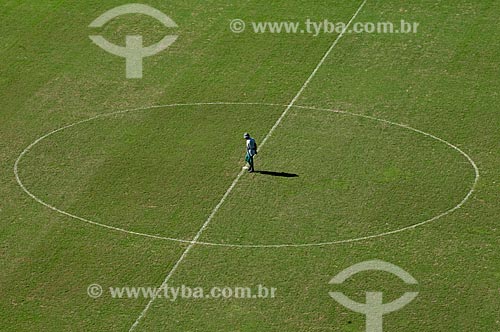  Assunto: Pessoa no meio do campo de futebol do Estádio Jornalista Mário Filho - Maracanã  / Local:  Rio de Janeiro - RJ - Brazil  / Data: 06/2010 