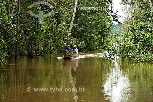  Assunto: Transporte fluvial em floresta inundada pelo Rio Amazonas - Igapó  / Local: Parintins - Amazonas - AM - Brasil  / Data: 06/2010 