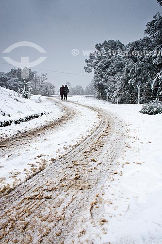  Assunto: Casal caminhando em estrada de terra coberta de neve / Local: Urubici - Santa Catarina (SC) - Brasil / Data: 04/08/2010 