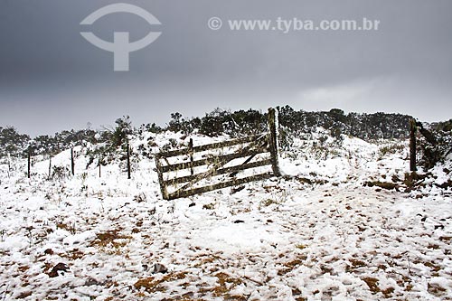  Assunto: Porteira em paisagem coberta de neve / Local: Urubici - Santa Catarina (SC) - Brasil / Data: 05/08/2010 