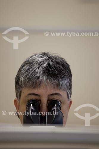  Assunto: Mulher no microscópio DIPAT no INCA - Instituto Nacional do Câncer   / Local:  São Cristóvão, RJ  / Data: 09-2010 