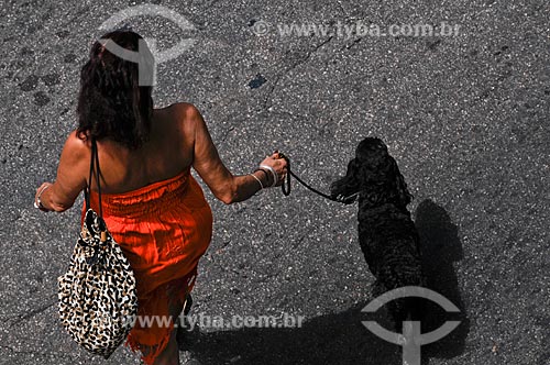  Assunto: Mulher passeando com cachorro / Local: Ipanema - Rio de Janeiro - RJ - Brasil / Data: 01/2009 