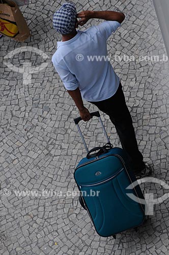  Assunto: Turista carregando bagagem em Copacabana  / Local:  Copacabana - Rio de Janeiro - RJ - Brasil  / Data: 01/2009 