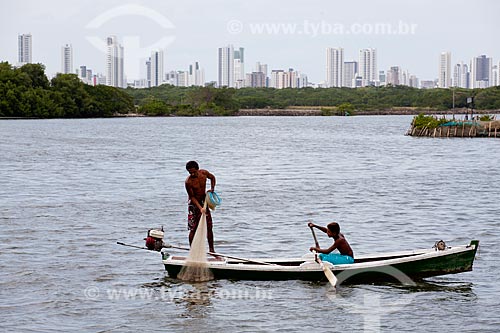  Assunto: Pescador praticando pesca de rede  na Ilha de Deus com prédios da Praia de Boa Viagem ao fundo   / Local:  Recife - Pernambuco  / Data: 14/10/2010 
