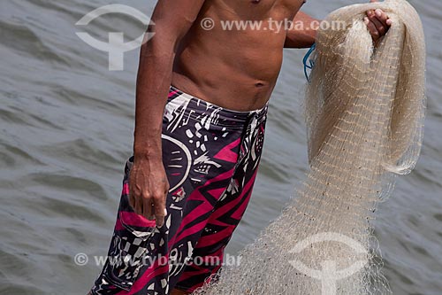  Assunto: Detalhe de pescador com a rede de  pesca   / Local:  Ilha de Deus - Recife - Pernambuco  / Data: 14/10/2010 