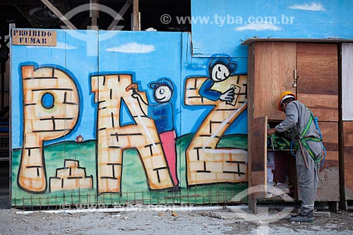  Assunto: Construção Civil - Grafite no canteiro de obras  - Ilha de Deus   / Local:  Recife - Pernambuco  / Data: 14/10/2010 