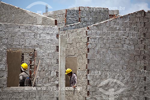  Assunto: Construção Civil - Operários construindo novo conjunto habitacional na Ilha de Deus   / Local:  Recife - Pernambuco  / Data: 10/2010 