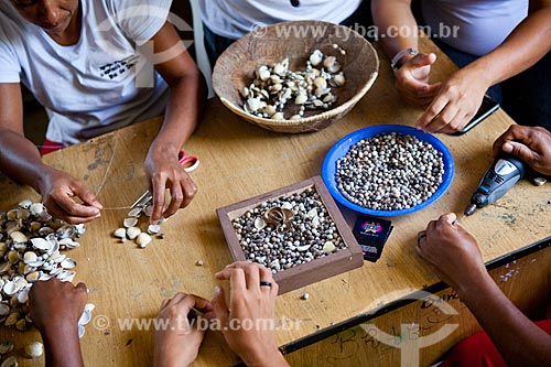 Artesãs  no Centro Educacional de Artesanato Saber Viver (Oficina de geração de renda) utilizando conchas como matéria prima - Ilha de Deus   - Recife - Pernambuco - Brasil