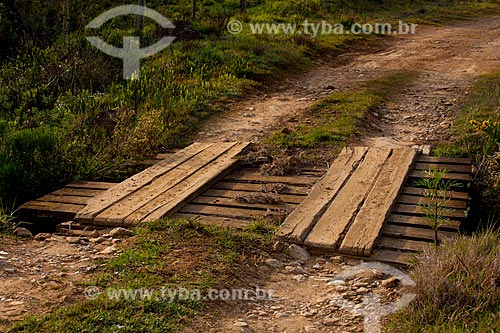  Assunto: Ponte de madeira em caminho de terra  / Local:  Campos de Cima da Serra - Rio Grande do Sul  / Data: 09 /2010 