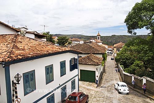  Assunto: Vista sobre os telhados de casas coloniais com a Igreja de Nossa Senhora do Carmo ao fundo  / Local:  Diamantina - Minas Gerais - MG - Brasil  / Data: 12/2009 