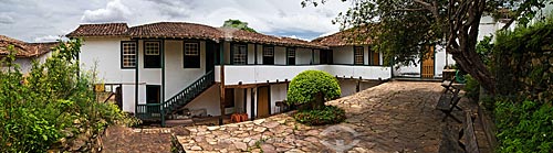  Assunto: Vista da casa de Chica da Silva, de um terraço elevado, no pátio dos fundos do solar. Atualmente abriga uma sede do IPHAN  / Local:  Diamantina - Minas Gerais - MG  / Data: 12/2009 