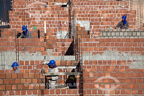  Assunto: Construção Civil - Operários construindo novo conjunto habitacional na Ilha de Deus   / Local:  Recife - Pernambuco  / Data: 15/10/2010 