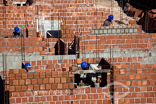  Assunto: Construção Civil - Operários construindo novo conjunto habitacional na Ilha de Deus   / Local:  Recife - Pernambuco  / Data: 15/10/2010 