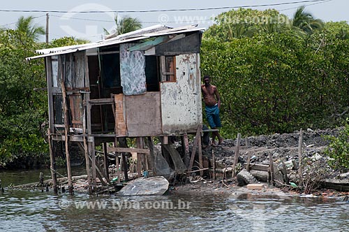  Assunto: Palafitas (casa de madeira precária sobre pilotis) em favela na Ilha de Deus  / Local:  Recife - Pernambuco  / Data: 14/10/2010 