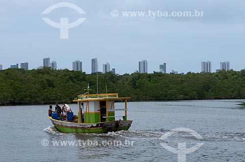  Assunto: Barco no Rio Capibaribe próximo à manguezal da Ilha de Deus com prédios da Praia de Boa Viagem ao fundo   / Local:  Recife - Pernambuco  / Data: 14/10/2010 