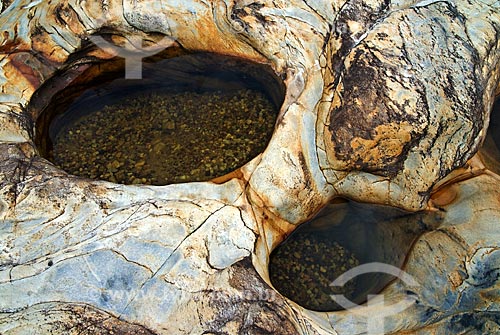  Buracos no rio Ribeirão da Guinda usados por mineradores por conterem cascalho com chance de ocorrência de ouro e diamante  - Diamantina - Minas Gerais - Brasil