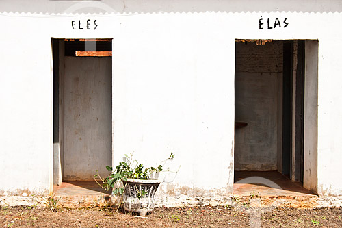  Assunto: Banheiros ao lado da Igreja Matriz / Local: Bom Jesus do Oeste - Santa Catarina (SC) - Brasil / Data: 14/02/2010 