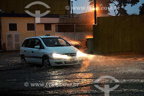  Assunto: Correnteza em rua do Alto de Pinheiros em dia de chuva de verão  / Local:  São Paulo - SP  / Data: 07/02/2009 