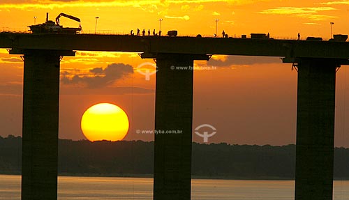  Assunto: Vista da Ponte Rio Negro ao pôr do sol  / Local:   Manaus - Amazonas - AM  / Data: 02/2010 