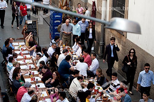  Assunto: Pessoas almoçando na Rua do Ouvidor  / Local:  Rua do Ouvidor, Centro - Rio de Janeiro  / Data: 08/2010 