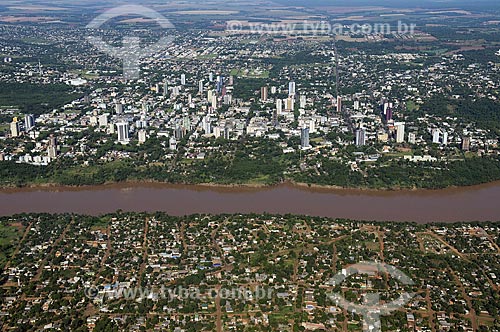  Assunto: Contraste entre a Ciudad del Este (embaixo) e Foz do Iguaçu (em cima) separadas pelo Rio Paraná  / Local:  Foz do Iguaçu - Paraná - PR e Ciudad del Este - Paraguai  / Data: 11/2009 