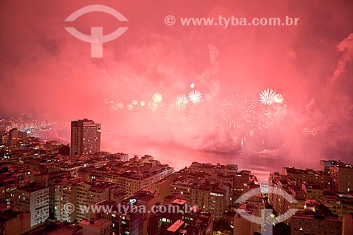  Assunto: Queima de fogos na praia de Copacabana, vistos do Pavão-Pavãozinho durante o reveillon  / Local:  Copacabana - Rio de Janeiro - RJ  / Data: 01/01/2011 