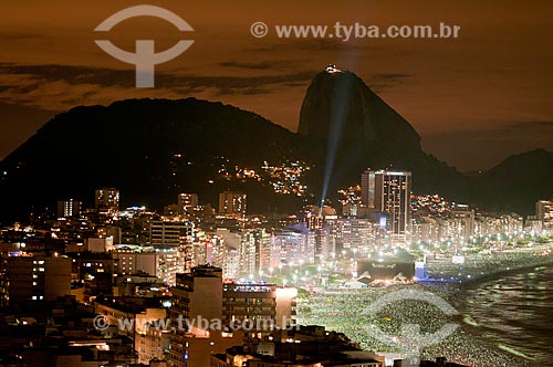  Assunto: Praia de Copacabana vista do Pavão-Pavãozinho, durante o reveillon  / Local:  Copacabana - Rio de Janeiro - RJ  / Data: 01/01/2011 