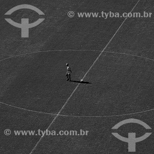  Assunto: Pessoa no meio do campo de futebol do Estádio Jornalista Mário Filho - Maracanã  / Local:  Rio de Janeiro - RJ - Brazil  / Data: 06/2010 