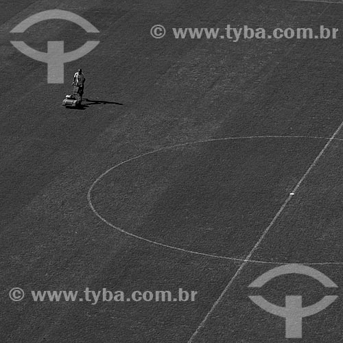  Assunto: Funcionário cortando a grama do campo de futebol do Estádio Jornalista Mário Filho - Maracanã  / Local:  Rio de Janeiro - RJ - Brazil  / Data: 06/2010 