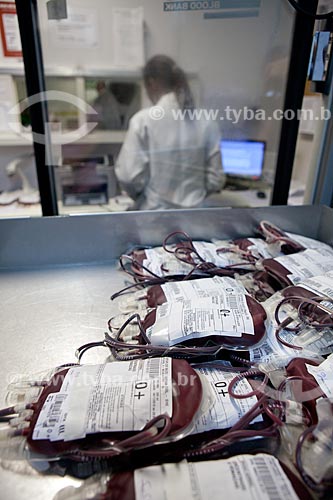  Assunto: Bolsas de sangue na geladeira do setor de expedição do  HemoRio (Terapia do sangue)  / Local:  Rua Frei Caneca - Rio de Janeiro - RJ  / Data: 29/09/2010 