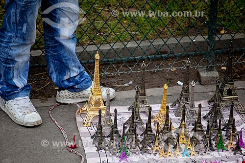  Assunto: Turismo - souvenirs à venda em Paris  / Local:  Paris - França  / Data: 11/2010 