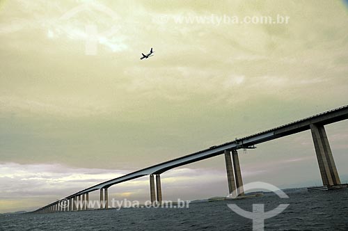  Assunto: Avião sobrevoando a Ponte Rio-Niterói  / Local:  Rio de Janeiro - RJ - Brasil  / Data: 08/2009 