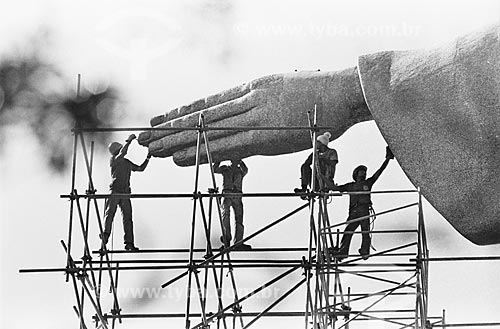  Assunto: Operários durante a recuperação do monumento do Cristo Redentor por ocasião da visita do papa João Paulo II  / Local:  Rio de Janeiro - RJ - Brasil  / Data: 1980 