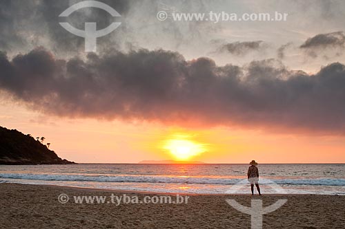  Assunto: Mulher olhando o nascer do sol na Praia de Quatro Ilhas / Local: Bombinhas - Santa Catarina (SC) - Brasil / Data: 10/01/2011 