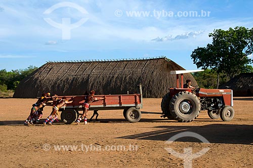 Assunto: Índios manobrando trator na Adeia Kalapalo - Parque Indígena do Xingu  / Local:  Querência - Mato Grosso - MT  / Data: 07/2009 