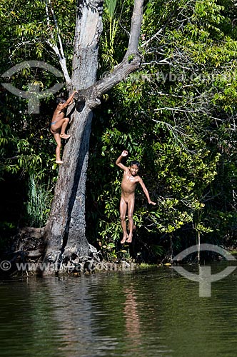  Assunto: Crianças da Adeia Kalapalo brincando em lago - Parque Indígena do Xingu  / Local:  Querência - Mato Grosso - MT  / Data: 07/2009 