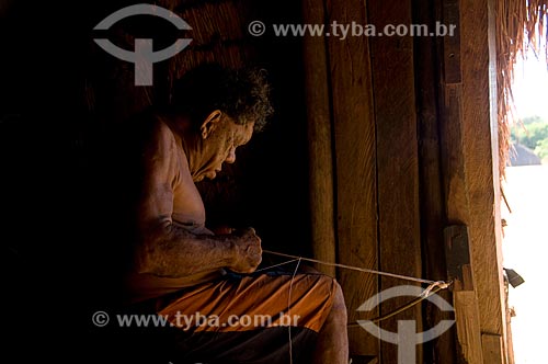  Assunto: Mulher idosa fazendo artesanato com cochas de caramujo - Adeia Kalapalo - Parque Indígena do Xingu  / Local:  Querência - Mato Grosso - MT  / Data: 07/2009 