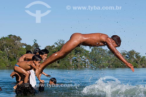  Assunto: Crianças da Adeia Kalapalo brincando em lago - Parque Indígena do Xingu  / Local:  Querência - Mato Grosso - MT  / Data: 07/2009 