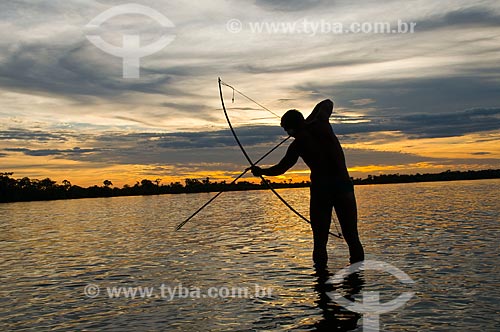  Assunto: Pesca com arco e flecha - Adeia Kalapalo - Parque Indígena do Xingu  / Local:  Querência - Mato Grosso - MT  / Data: 07/2009 